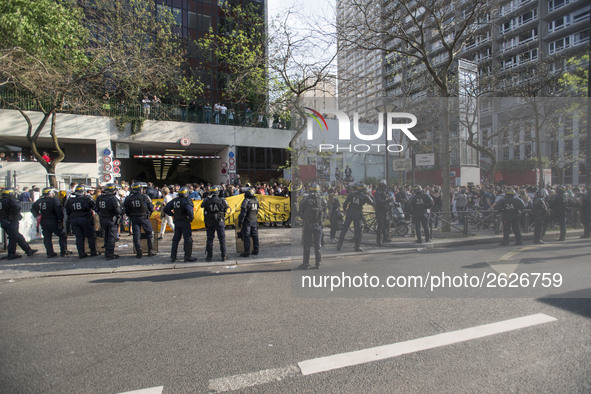 Police faces students gathering in front of the Paris Tolbiac university campus on April 20, 2018 in Paris after riot police evacuated the u...