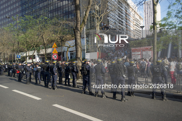 Police faces students gathering in front of the Paris Tolbiac university campus on April 20, 2018 in Paris after riot police evacuated the u...