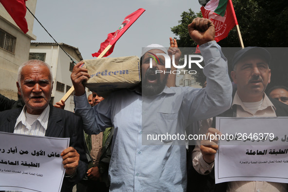 Palestinian labor activists chant slogans during a march for the International Labor Day at the Palestine square in Gaza City, May 1, 2018....