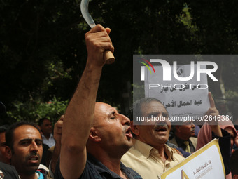 Palestinian labor activists chant slogans during a march for the International Labor Day at the Palestine square in Gaza City, May 1, 2018....