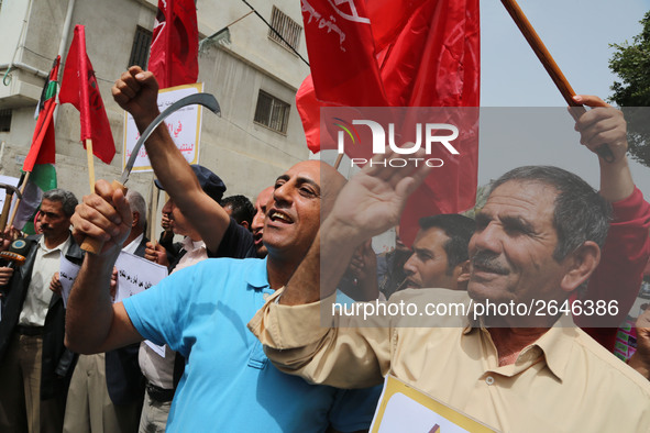 Palestinian labor activists chant slogans during a march for the International Labor Day at the Palestine square in Gaza City, May 1, 2018....