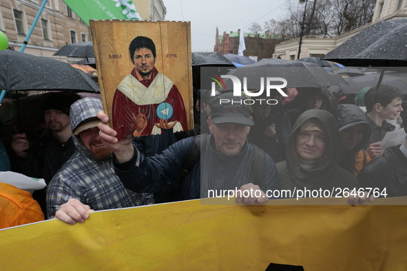 Participants in the March against the blocking of messenger "Telegram" with the icon of the founder of "Telegram" Pavel Durov during a may d...