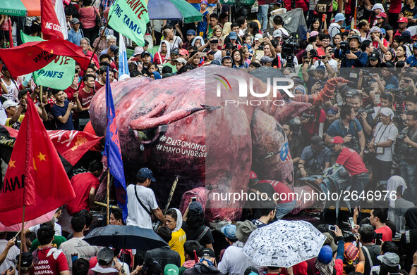 Protesters prepare to burn the effigy of President Duterte. 