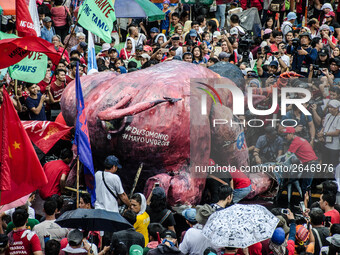 Protesters prepare to burn the effigy of President Duterte. (