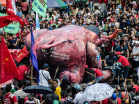 Protesters prepare to burn the effigy of President Duterte. (