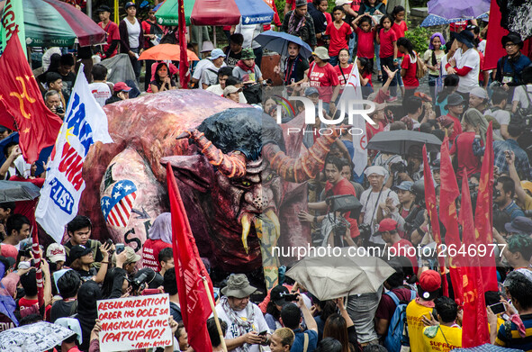 Protesters prepare to burn the effigy of President Duterte. 