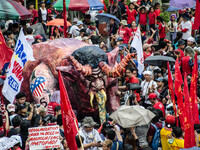 Protesters prepare to burn the effigy of President Duterte. (