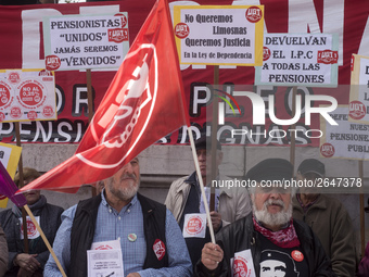 The pensioners also took advantage of the demonstration on May 1 to demand that they do not lower their pensions and their rights in Santand...