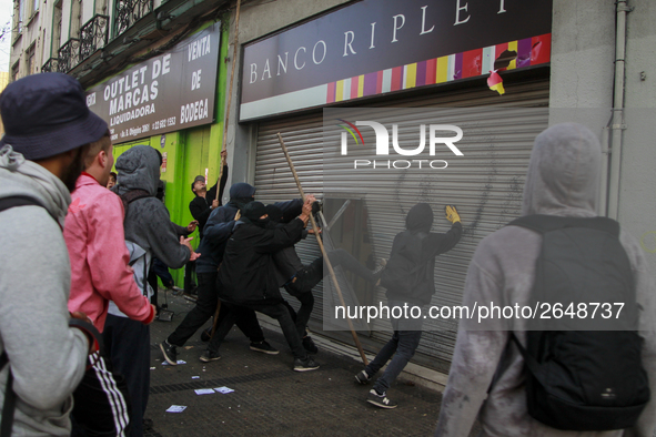 Demonstrators clash with riot police following a May Day march in Santiago on May 1, 2018. ( 