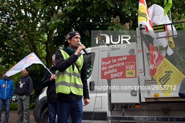 A man explains why it's necessary to help students. Several sectors on strike called to a protest and a gathering in front of the Préfecture...