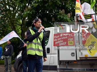 A man explains why it's necessary to help students. Several sectors on strike called to a protest and a gathering in front of the Préfecture...