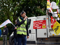 A man explains why it's necessary to help students. Several sectors on strike called to a protest and a gathering in front of the Préfecture...