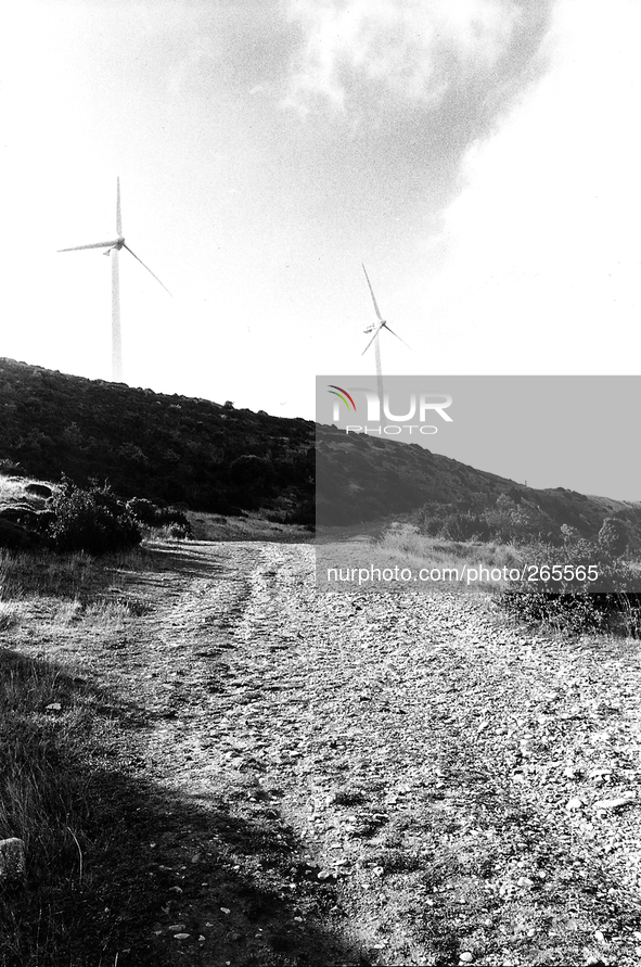 Along the climb to Alto del Perdòn you see on the top of the sierra tech windmills that harness the considerable wind energy in the area, in...