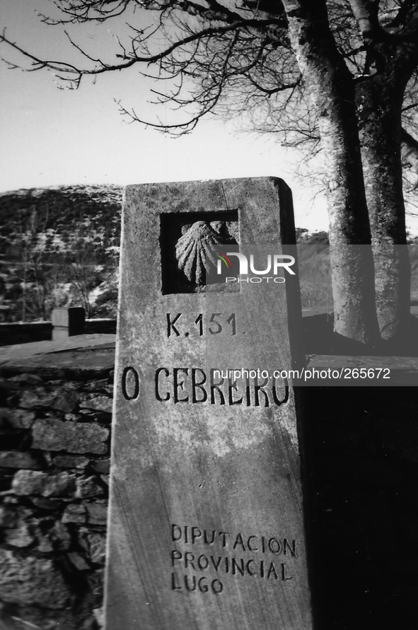 The milestone indicates the distance from Santiago, in Alto O' Cebreiro , Spain, on December 2004  