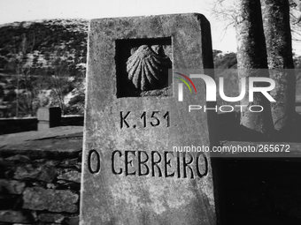 The milestone indicates the distance from Santiago, in Alto O' Cebreiro , Spain, on December 2004  (