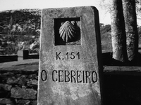 The milestone indicates the distance from Santiago, in Alto O' Cebreiro , Spain, on December 2004  (