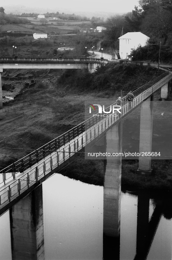 The bridge over "emblase  de Belesar" (artificial lake), in Portomarin, Spain, on December 2004  