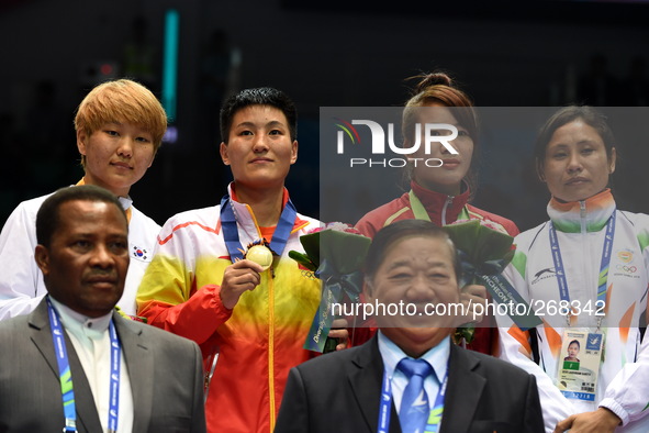 (141001) -- INCHEON, Oct. 1, 2014 () -- Gold medalist Yin Junhua (2nd L) of China, silver medalist Park Jina (1st L) of South Korea and bron...