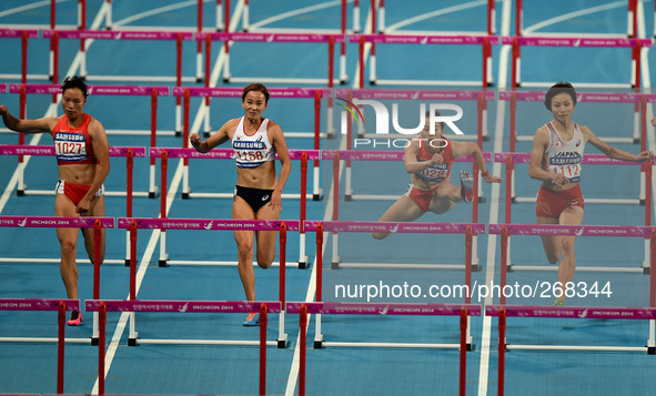(141001) -- INCHEON, Oct. 1, 2014 () -- Wu Shuijiao (2nd R) and Sun Yawei (1st L) of China compete during the women's 100m hurdles final of...