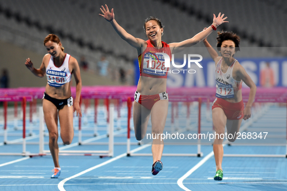 (141001) -- INCHEON, Oct. 1, 2014 () -- Wu Shuijiao (C) of China sprints the finishing line during the women's 100m hurdles final of athleti...