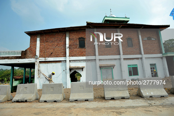 Jami Baitul Mustaghfirin Mosque, standing in the middle of the construction of Batang-Semarang Toll Road, Central Java. Indonesia in June, 4...