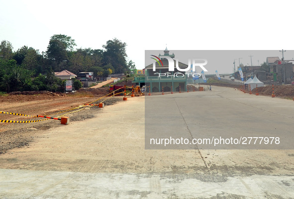 Jami Baitul Mustaghfirin Mosque, standing in the middle of the construction of Batang-Semarang Toll Road, Central Java. Indonesia in June, 4...