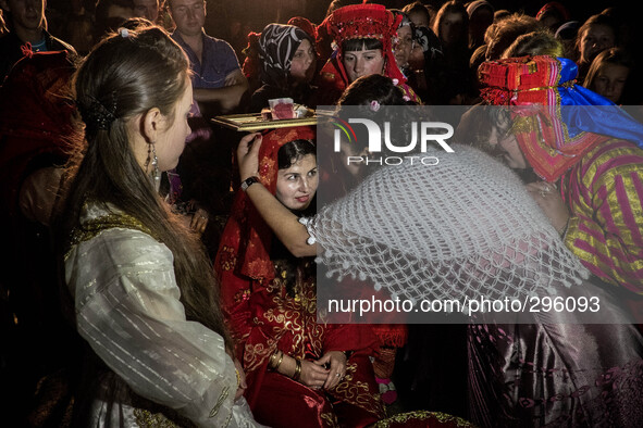 Turkish wedding. Rituals for the fertility of the bride. 