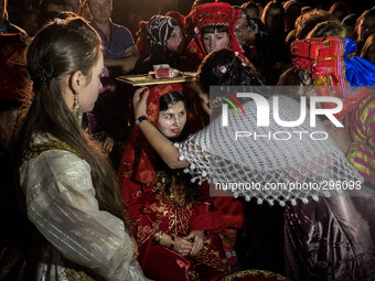 Turkish wedding. Rituals for the fertility of the bride. (