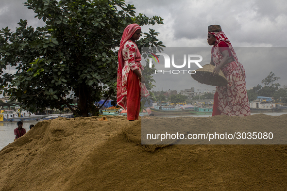 Women during the Day labors are working in a domestic port in Dhaka, Bangladesh, on 14 August 2018. 