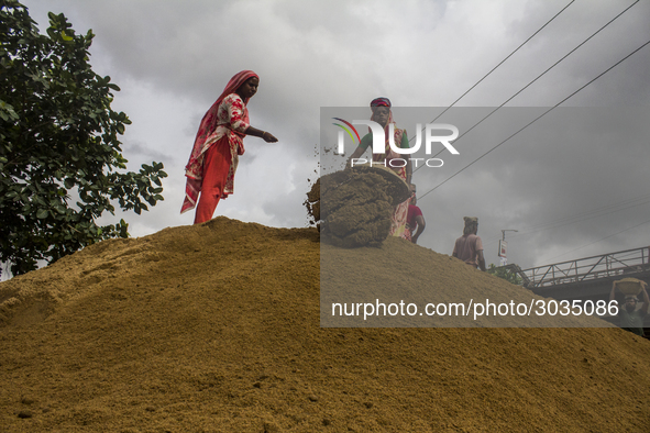 Women during the Day labors are working in a domestic port in Dhaka, Bangladesh, on 14 August 2018. 