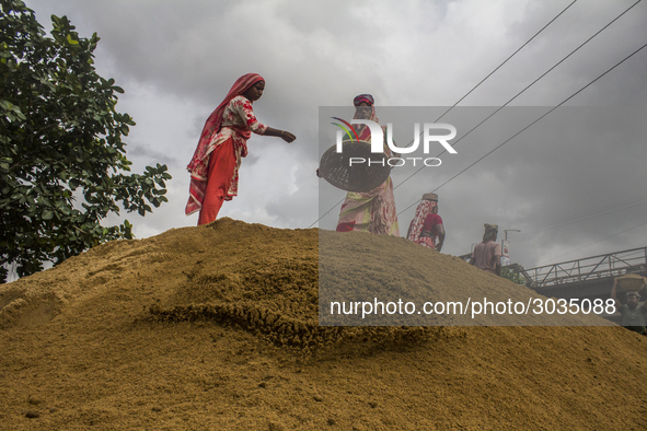 Women during the Day labors are working in a domestic port in Dhaka, Bangladesh, on 14 August 2018. 