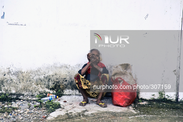 An elderly Timorese woman waiting for a Microlet to go back to the Districts of Timor Lest 