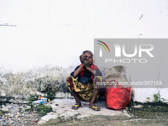 An elderly Timorese woman waiting for a Microlet to go back to the Districts of Timor Lest (