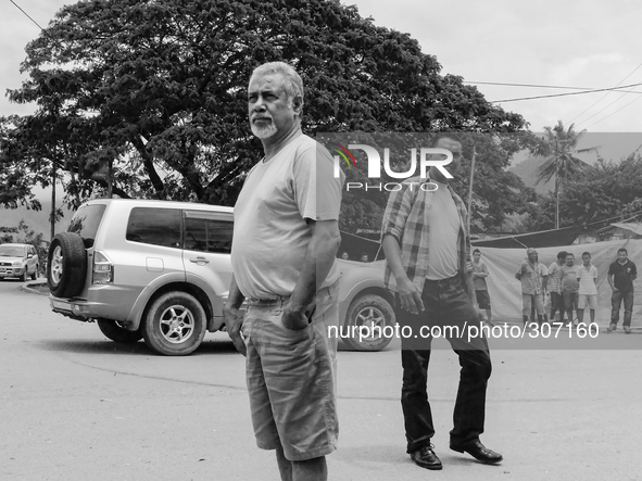 An iPhone image of Timor Leste Prime Minister Xanana Gusmao (and bodyguard) warning unemployed youth not to throw stones. 