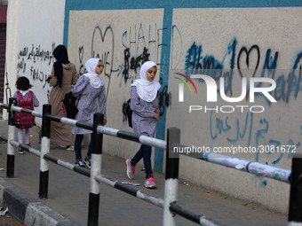 palestinian school girls walk at the Gaza City, on the first day of a new school year, in Gaza City August 29, 2018. 
 (