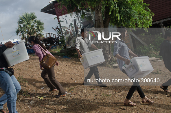 Kompong Khleang, Tonle Sap, Cambodia. Medical supplies are transported from Siem Reap city and loaded aboard the TLC1 ready to distribute th...