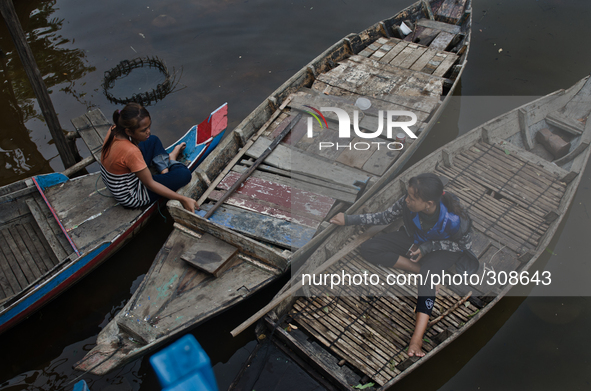 Phumi Pech Chakrei, Tonle Sap, Cambodia. Longboats are the primary source of transportation to the communities that live in the isolated vil...