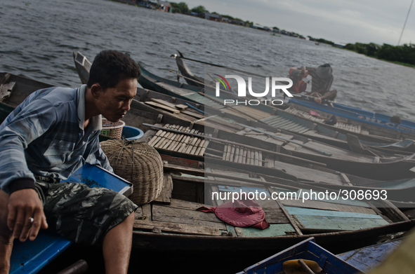 Phumi Moat Khla, Tonle Sap, Cambodia. Villagers arrive at The Lake Clinic.

The Tonle Sap Lake is situated in the heart of Cambodia and is...