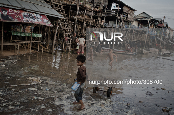 Kampong Pluk, Tonle Sap, Cambodia. Unicef reports high incidences of diarrheal diseases alone account for one fifth of the deaths of childre...