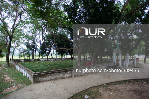 Dolura Martyrs' Square from the entrance point.
Its been 43 years since Bangladesh got independence but yet there are thousands of martyrs...