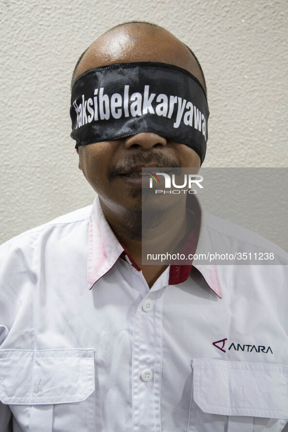 Jakarta, Indonesia, 04 December 2018 : Antara Non Employee (contract basic employee without employment) with head banned "Employee Solidarit...