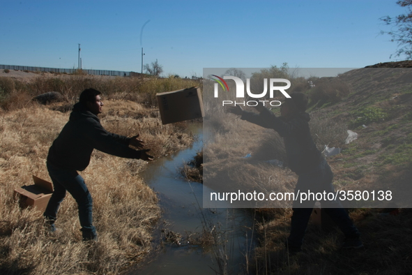 Migrants cross food in boxes to eat for several days in what they expect to be arrested by the border patrol in Jerez city, Chihuahua, Mexic...