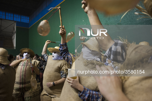 The "Zako-Zahar" shake the pig bladders that have inflated before leaving to walk the streets in the rural carnival of Lesaka (Navarra).
LES...