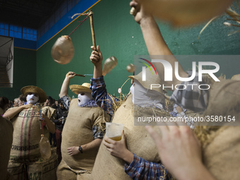 The "Zako-Zahar" shake the pig bladders that have inflated before leaving to walk the streets in the rural carnival of Lesaka (Navarra).
LES...