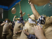 The "Zako-Zahar" shake the pig bladders that have inflated before leaving to walk the streets in the rural carnival of Lesaka (Navarra).
LES...