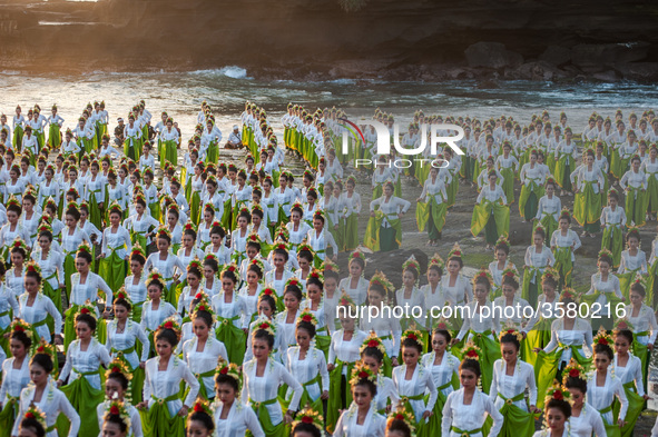 1,800 young women perform the colossal dance Rejang Sandat Ratu Segara at Tanah Lot 2018 Festival on August 18, 2018 in Tabanan, Bali, Indon...