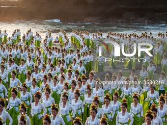 1,800 young women perform the colossal dance Rejang Sandat Ratu Segara at Tanah Lot 2018 Festival on August 18, 2018 in Tabanan, Bali, Indon...