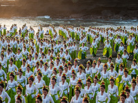 1,800 young women perform the colossal dance Rejang Sandat Ratu Segara at Tanah Lot 2018 Festival on August 18, 2018 in Tabanan, Bali, Indon...