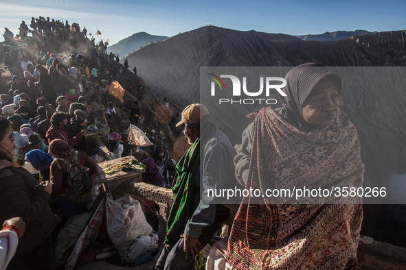  Villagers waiting for Tenggerese sacrifation that thrown to the volcano during Yadnya Kasada Festival at Mount Bromo, Probolinggo, East Jav...