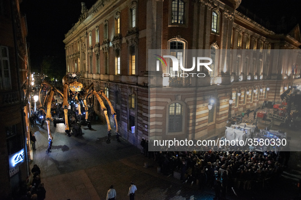 Ariane, the giant spider arrives near the cityhall of Toulouse, the Capitole. Dozens of thousands came to see from 'La Machine' street theat...